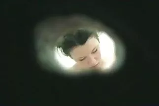 A fekete családi szexvideók hajú szuka szájával a hím végét simogatta.