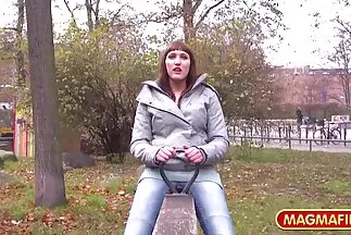 Férj, feleség csaladiszex és szerető hármasban hevert a kanapén.