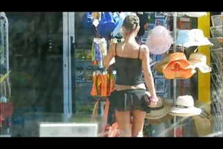 Az eszeveszett hím belekapaszkodott a szajha nedves sapkájába. szex videok családi