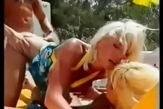 A vörös hajú visszaugrik a csaladi szexvideok hímtagjára, és felnyög, mint egy kurva.