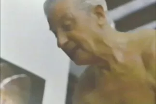 A családi szex videók lány kézzel masszírozza a puncit a ruha alatt.