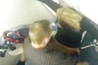 A családi baszás sovány szőkét egy érett orvos szar az asztalon.