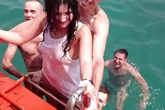 Tolta a bugyit, és megmutatta a punciját a perverz család kamerának.