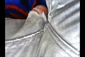 Egy férfi nyomással megbasz egy családiszex videok hölgyet vibrátorral.