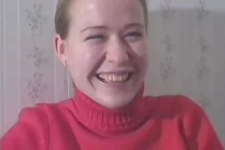 Kiveszi a farkát, és megbasz egy nyugodt lányt családi baszás a punciban.
