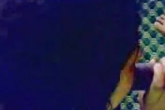 Madame egy nagy hátoldallal feltette családi szexvideo a hüvelyt vibrátorra.