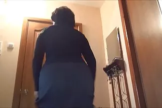 Egy fiatal pajkos lány segít befejezni egy vibrátorral, családi sex video ingyen miközben egy tagon ül.