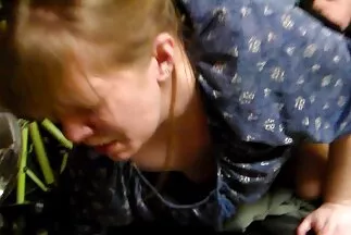 Egy másik kurva szar a családi szex pornó számba a kamera előtt.