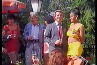 Nagy szamár családiporno szőke pózol a kamerának.