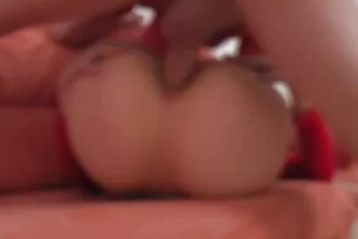 Szexjáték behelyezése családi pornók egy fekete hajú punciba.