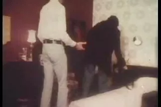 Sötét bőrű csaj térden rángatja punciját vibrátorral. csaladisexvideo