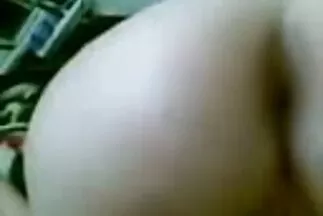 Egy aranyos fiatal hölgy magyarcsaladiszex otthon kezével megelégel egy sapkát.