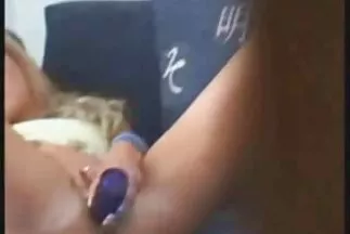 Aranyos nő otthon ingyen családi sex videok masszírozza az izgatott csiklót.