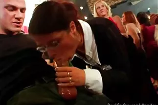 Két anya fia lánya pornó gyönyörű megjelenésű üszőt fúj.