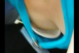 A szétterült fóka ujjaival szorítja családi porno ingyen a csiklót.