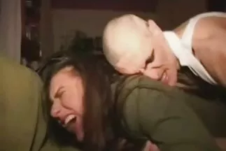 Egy szexi, szilikonmellű kurva elcsábított egy bivalyerős családiszex férfit.
