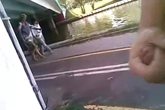 Aranyos csaj, aki lerántja a punciját a csaladisexvideok kamerán.