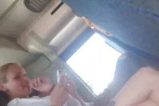 A férj egy bőrövvel szenvedélyesen fenekelte feleségét. családiszexvideo