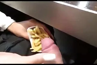 Kiváló aranyos fasz csaladiporno egy gumi fasz.