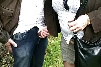 Szex előtt egy kedves lány levette anya fia családi sex a bugyiját és a melltartóját.