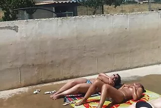 Hát lerántotta a farkukat családi sex video ingyen egy izgatott úriembernek.
