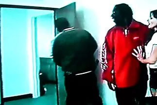 Energikus családi sex videó női férfi beadta a száját és kibaszott egy csinos nőt.