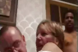 Az elviselhetetlen pasi megbaszott egy lányt a tengerparton. csaladisex