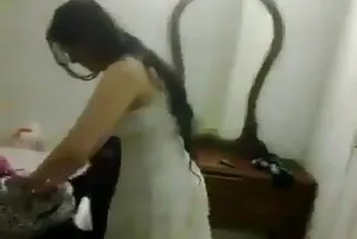 A parasztasszony az ágyhoz kötözve leült családipornó a puncijával az arcára.