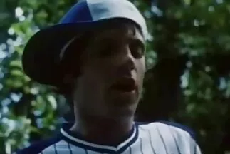 Szélesebbre tárta a családi szexvideo lábát, és a menyecske megmutatta a punciját.