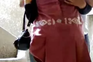 Az izzadt családi pornó filmek fickó lenyalta a cum-ot a sapkáról.