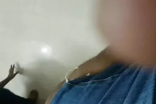 A csaladiszexvideo felszabadult hölgy kis faszával ad a japánnak.
