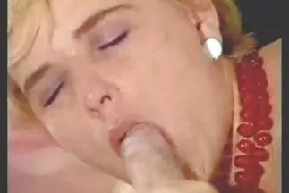 Csinos lány fasszal családi szexvideo a szájában látványosan néz ki.