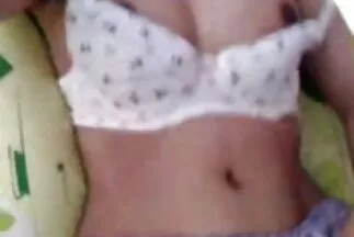 Megdöntötte családi porno ingyen egy csinos nő borotvált punciját.
