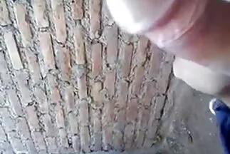 Egy nagyon étvágygerjesztő nő lassan lerántja férje családisex hímtagját.