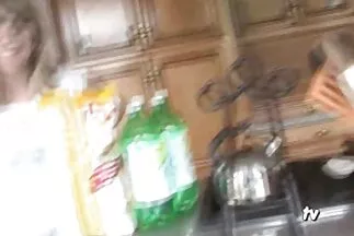 Egy családi pornó filmek éretlen szőke gyönyörű mellű maszturbál az ágyban.