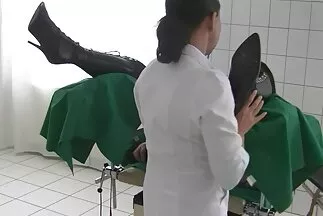 Tetovált fiú szar egy ribanc erős csaladisexvideo bors a puncijában.