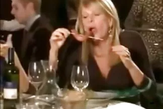 Buxom családi szexvideo lány szorgalmasan simogatja a puncit otthon.