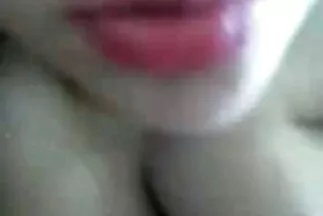 Reggel családi szex videók az ágyon a lány tolta a bugyit és lerántotta.