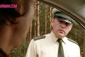 Miközben senki sem lát egy nőt, családi grupen aki a hüvelyben dugja magát.