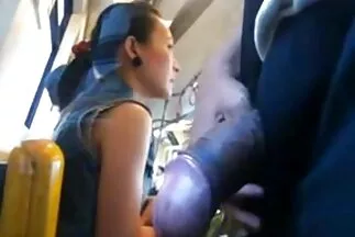 Szemüveges csaladiszexvideo hölgy és csávója dörömbölnek egy autó csomagtartójában.