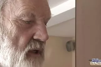 Egy meglehetősen retro családi szex kanos lány egy vibrátorral baszik.
