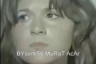 Elegáns szőke behatolt a fenekébe az ujjával. családi szexvideo