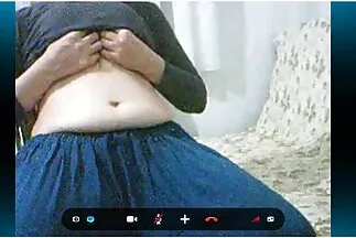 Kralya családi sexfilmek webkamera előtt tölti szabadidejét vibrátorral.
