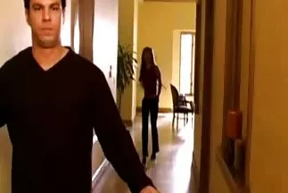 Fiatal családiszex hölgy szőrös puncival tökéletesen kielégíti a csontozatot.