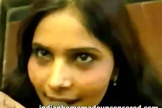 A cuki behelyezett egy vibrátort a puncijába, és családiszexvideo a határig vitte magát.