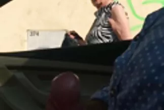 A karcsú barna megszívja és a punciba adja családi szex anya fia az embert.