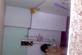 A szégyentelen feleség férje engedélyével leült a pincájával egy külső férfi péniszére. ingyen családi pornó