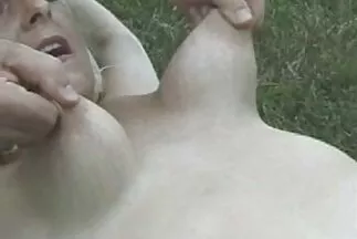 A csávó jól családi pornók tudja a dolgát, és megbasztja egy csaj szőrös punciját.