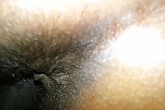 Miután meglátogatott egy helyet, egy szexi csaj átenged egy lyukon. családi szex pornó
