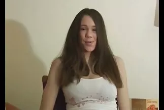 Egy kopasz, erős férfi nagyon szenvedélyesen baszik egy csaladi szexfilm busás ribancot.